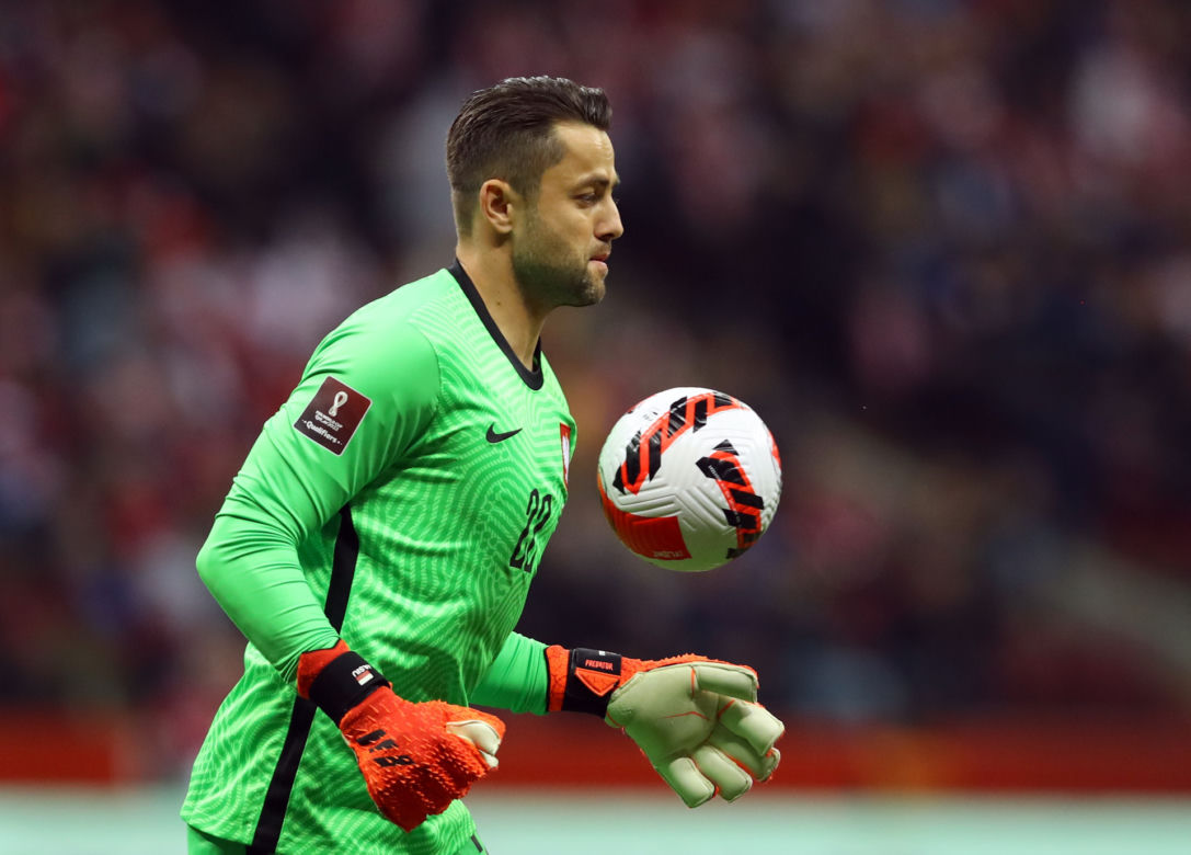 Łukasz Fabiański pożegnał się z reprezentacją Polski! Gorzko płakał, wzruszający gest