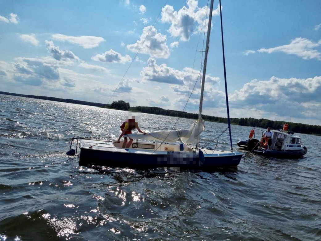 Dramatyczna akcja ratunkowa na Zalewie Sulejowskim. Jacht się przewrócił, wylądowali w wodzie
