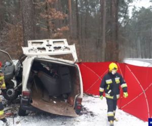 Śmiertelny wypadek w Lidzbarku. Bus uderzył w drzewo. Nie żyje młoda kobieta