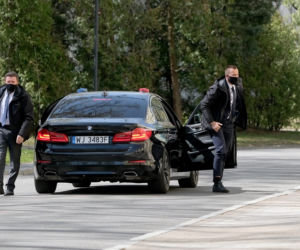 Premier Mateusz Morawiecki w maseczce ochronnej pod Kancelarią Premiera