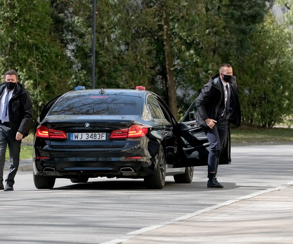 Premier Mateusz Morawiecki w maseczce ochronnej pod Kancelarią Premiera