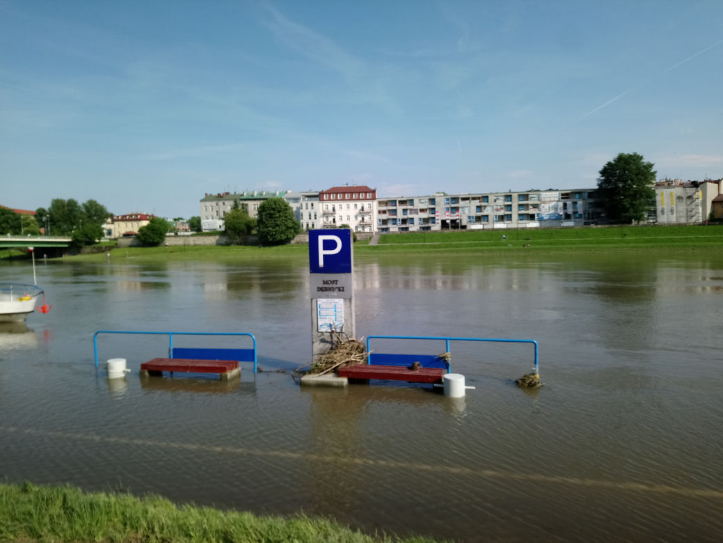 Kraków: Syf, smród i tony śmieci. Tak wyglądają bulwary wiślane po powodzi