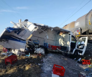 Błąd na przejeździe mógł skończyć się katastrofą. Auto staranowane przez pociąg