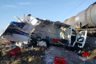 Błąd na przejeździe mógł skończyć się katastrofą. Auto staranowane przez pociąg