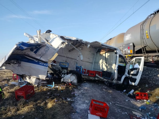 Błąd na przejeździe mógł skończyć się katastrofą. Auto staranowane przez pociąg