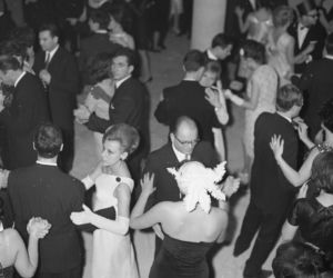 Sylwester w Warszawie sprzed lat. Tak stolica witała dawniej Nowy Rok