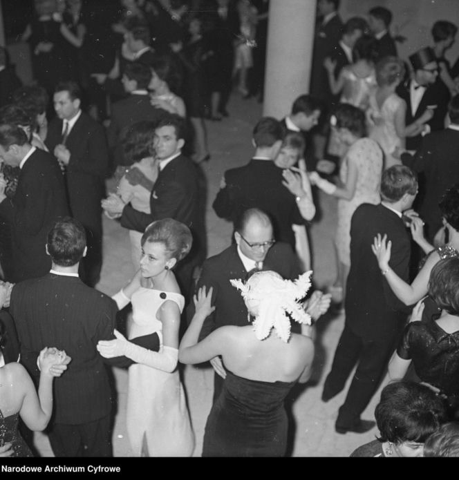 Sylwester w Warszawie sprzed lat. Tak stolica witała dawniej Nowy Rok