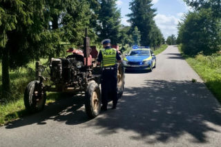Pijany traktorzysta uciekał przed policją. W alkomacie zabrakło skali!
