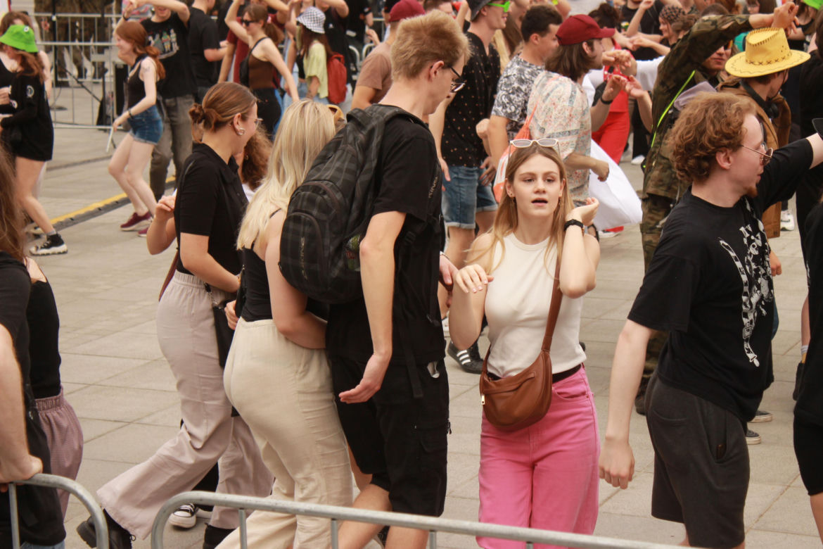 Studenci opanowali Wrocław. Pochód juwenaliowy przeszedł ulicami miasta. Było śpiewająco! [ZDJĘCIA]
