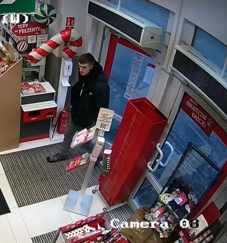 Złodziej zaatakował w Rossmannie na terenie Torunia. Rozpoznajesz go?