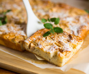 Placek z kaszy manny z jabłkami. Prosty deser, który wychodzi puszysty i wilgotny bez miksera