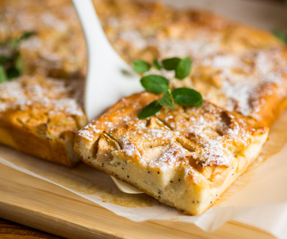 Placek z kaszy manny z jabłkami. Prosty deser, który wychodzi puszysty i wilgotny bez miksera