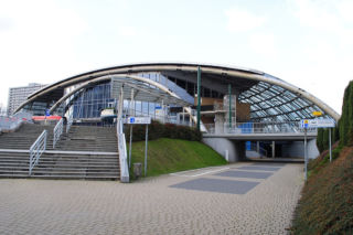 Katowice: 21-latek pluł w dół po pijaku z kolegami. Spadł z ośmiu metrów na głowę