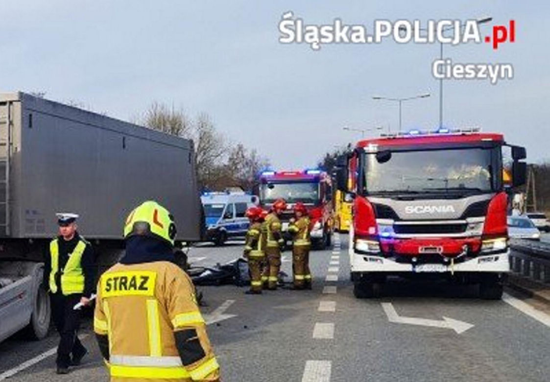 Ustroń. Znany biznesmen zginął w wypadku. Jego mercedes huknął w tira i wyleciał w powietrze. Wśród poszkodowanych kobieta w ciąży [ZDJĘCIA]