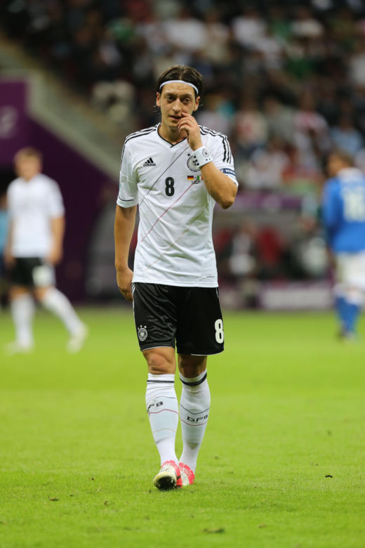 Mesut Ozil przeszedł niezwykłą przemianę!