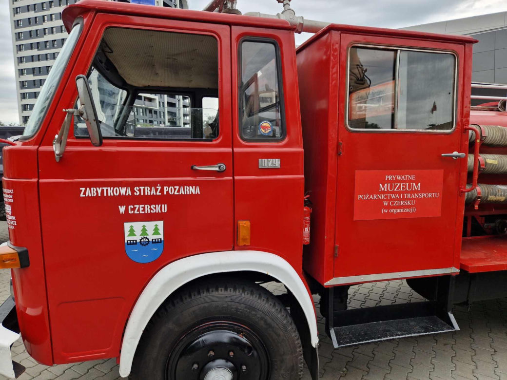 Oglądaliśmy w Bydgoszczy zabytkowe STAR-y. Wyjątkowe samochody ruszyły w Polskę