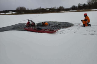Wjechali autem na zamarznięte jezioro. Lód się załamał!