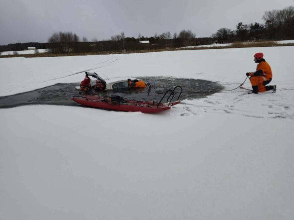 Wjechali autem na zamarznięte jezioro. Lód się załamał!