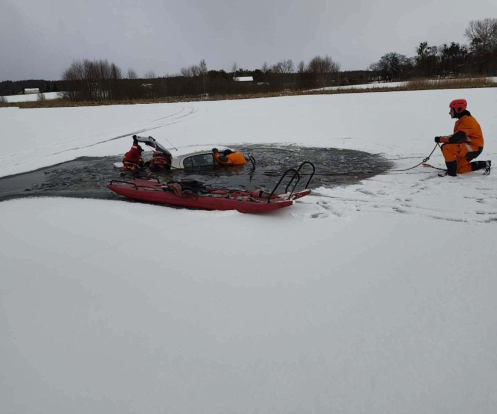 Wjechali autem na zamarznięte jezioro. Lód się załamał!