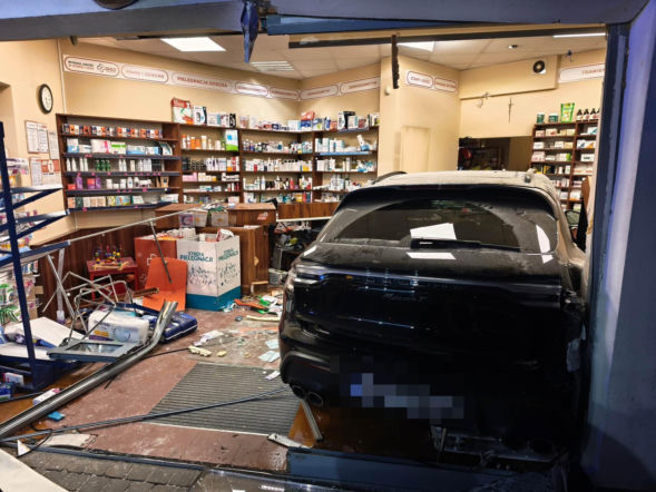 Totalna demolka na Kaszubach. Kompletnie pijana wjechała Porsche do apteki! W środku byli ludzie!