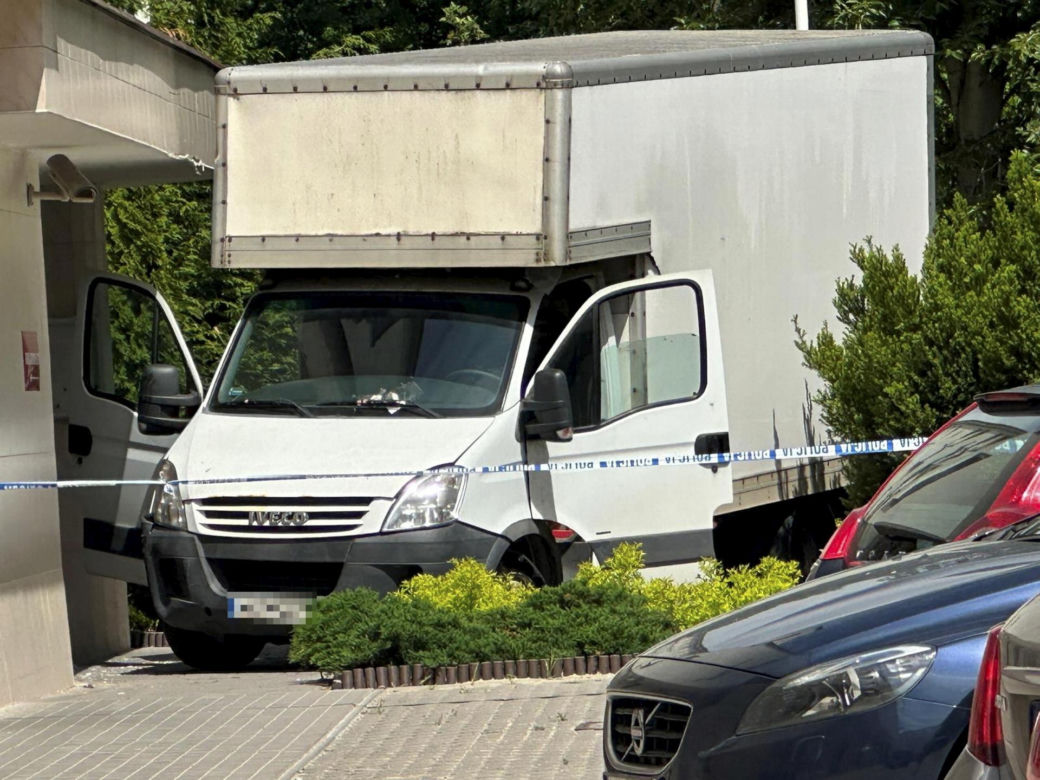 Auto wjechało w budynek sądu w Warszawie. Kierowca z impetem wyłamał szlaban i wjechał na zamknięty teren