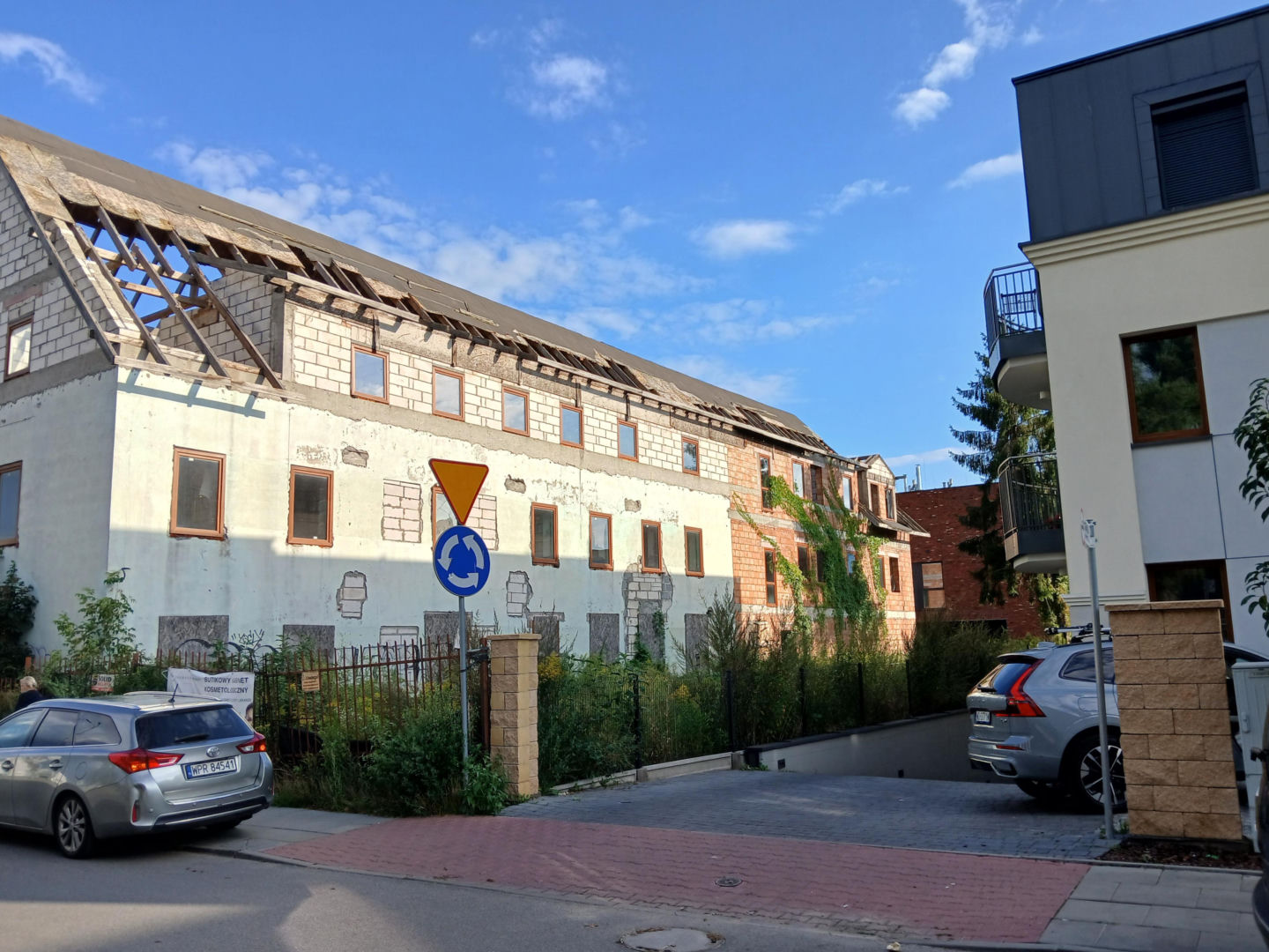 Niedokończony budynek przy ul. Ryżowej 2 w Warszawie