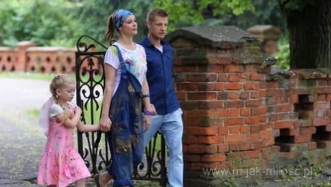 M jak miłość. Basia (Gabrysia Raczyńska), Paweł Zduński (Rafał Mroczek), Olga (Marta Ścisłowicz)