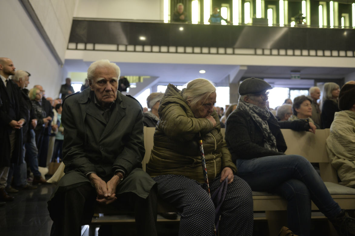 Pogrzeb Jerzego Urbana. Pożegnali go Kwaśniewski i Michnik. Kto jeszcze? 