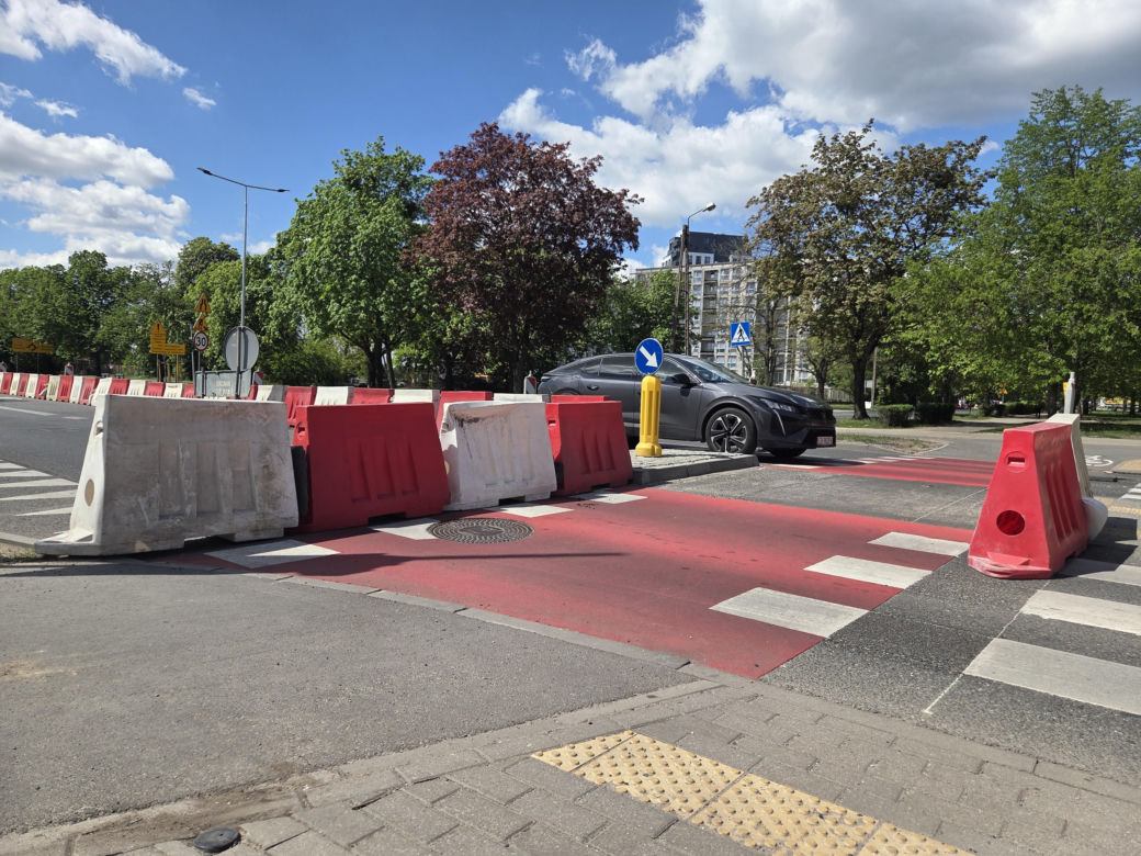 Tak się teraz jeździ na osiedlu Leśnym w Bydgoszczy. Nowa organizacja ruchu na ul. Sułkowskiego!