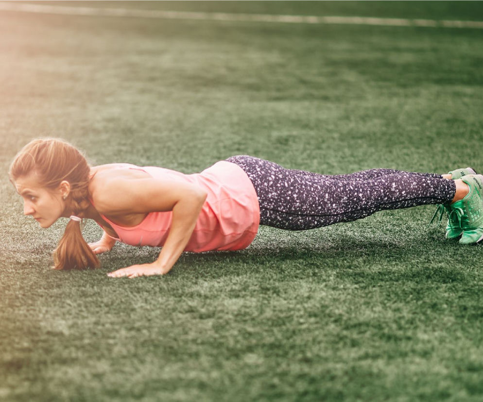 Burpees to idealne ćwiczenie na szybkie spalanie kalorii. Pięknie rzeźbi ciało
