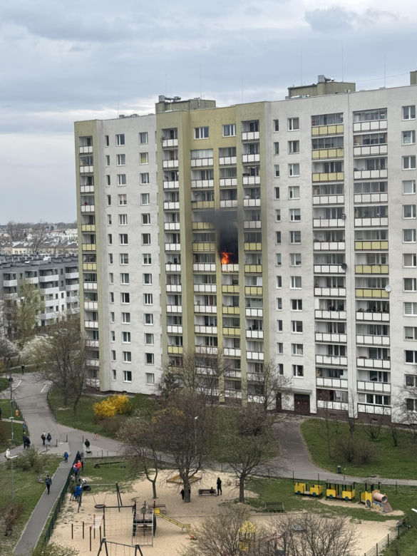 Pożar mieszkania w Warszawie! Czarny dym widać z daleka [ZDJĘCIA]