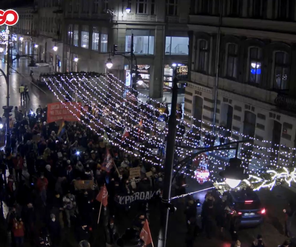 Strajk Kobiet w Łodzi [2.02.2021]: łodzianie przeszli ulicami miasta tłukąc w patelnie i garnki [WIDEO]