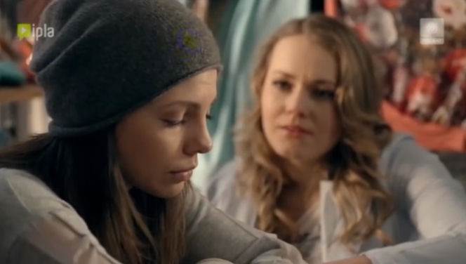 To nie koniec świata 2 sezon odc. 23. Anka (Karolina Gorczyca), Ulka (Magdalena Lamparska)