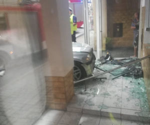 Wronki: Kierowca BMW zasnął i wjechał w budynek