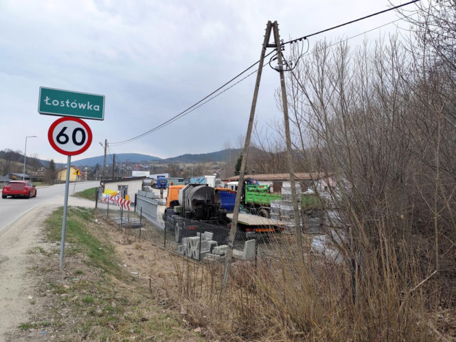 Spór o działkę w Łostówce