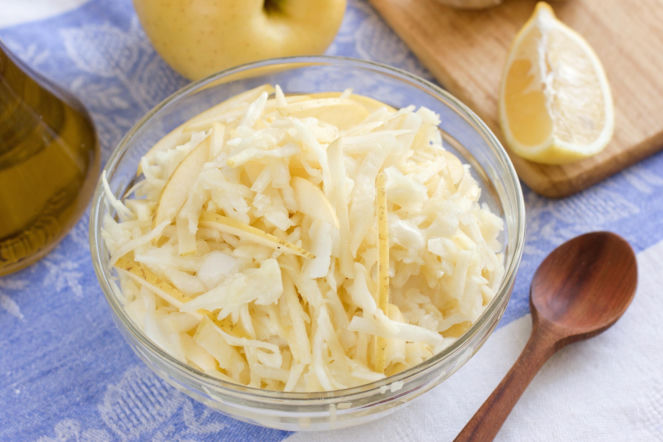 Surówka z białej kapusty z jabłkiem i musztardą – chrupiąca i lekko pikantna