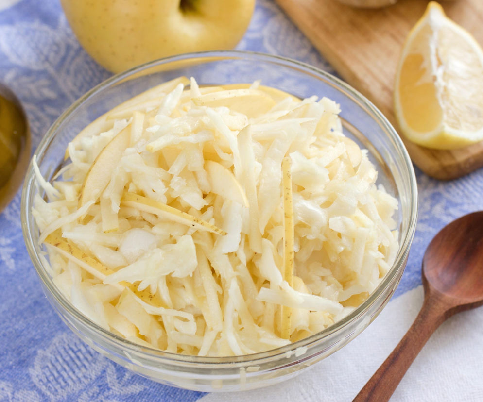 Surówka z białej kapusty z jabłkiem i musztardą – chrupiąca i lekko pikantna