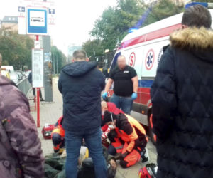 Trwa reanimacja mężczyzny na przystanku tramwajowym przy Okopowej