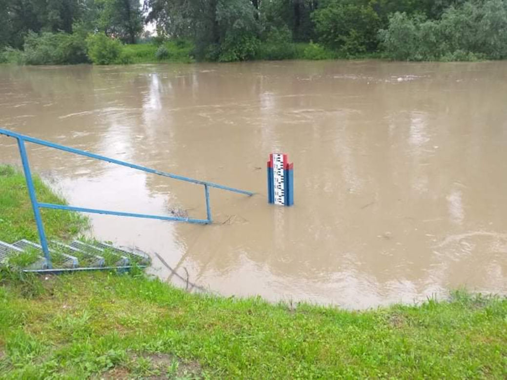 Cała wieś buduje wały przeciwpowodziowe