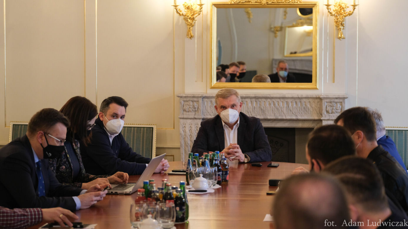 Sztab kryzysowy w Białymstoku. Sytuacja po nocy trudna, ale nie beznadzieja