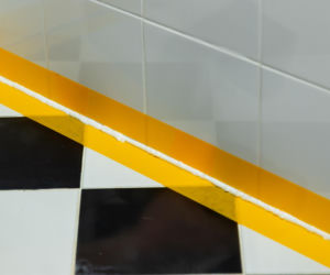 Jak poprawnie usunąć starą fugę i silikon oraz nałożyć nowy? Murator Remontuje