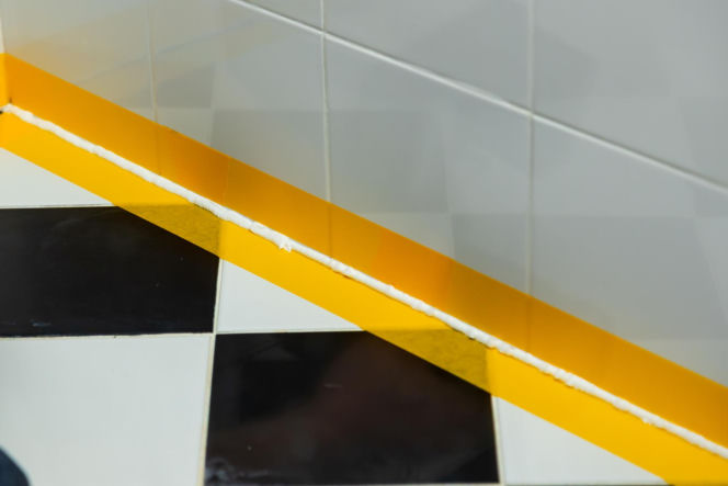 Jak poprawnie usunąć starą fugę i silikon oraz nałożyć nowy? Murator Remontuje