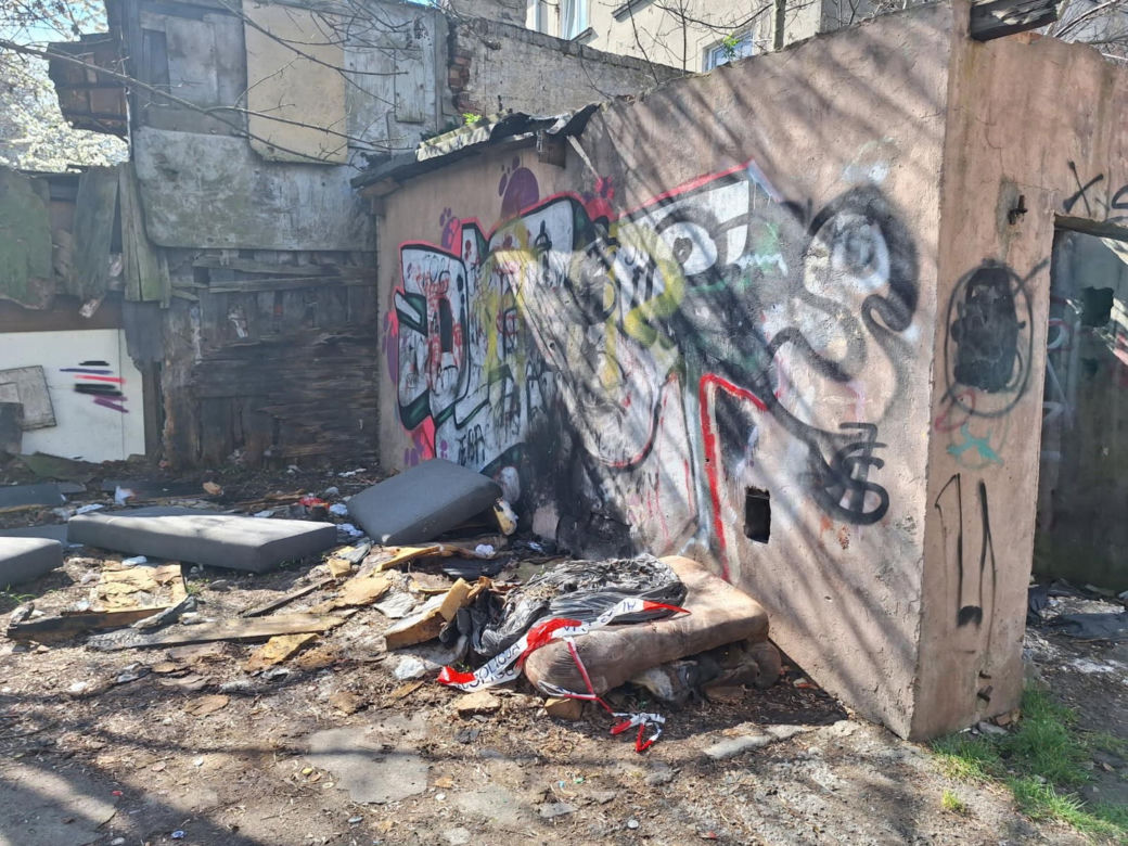 Łódź. Noworodek w torbie foliowej w pustostanie. Dziecko przebywa w szpitalu [ZDJĘCIA].