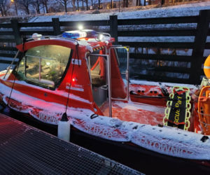 Wrocław: Koszmarny finał niegroźnej kolizji. Kobieta wysiadła z auta i spadła z mostu