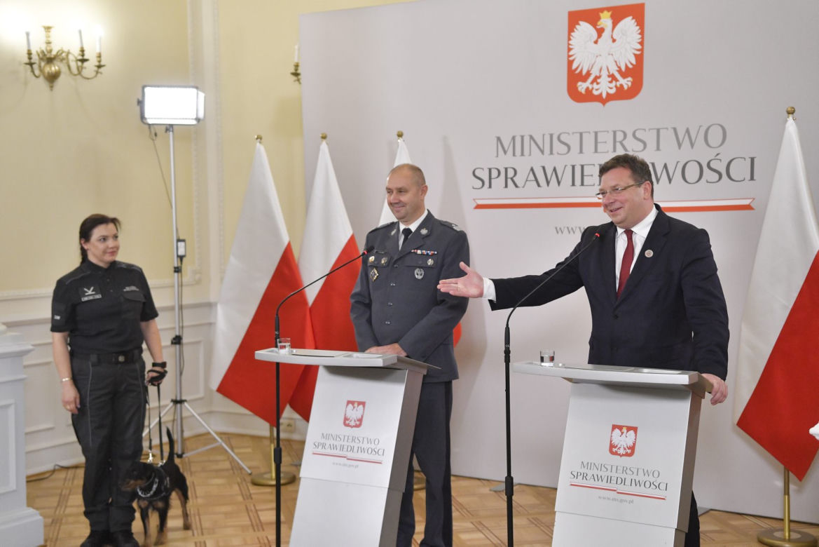Służby więzienne z psami