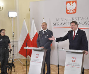 Służby więzienne z psami