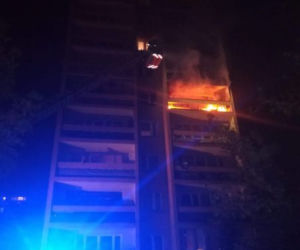 Kraków. Pożar w bloku na ul. Jasińskiego. Ewakuowano 10 osób [ZDJĘCIA]