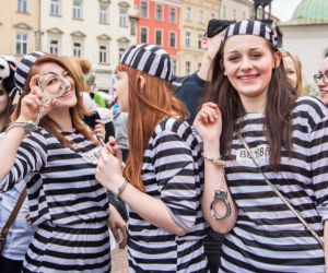 Korowód juwenaliowy na krakowski Rynek: Studenci świętują! [ZDJĘCIA]
