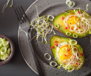 Jajka zapiekane w awokado – białkowe śniadanie gotowe w 15 minut