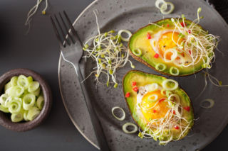 Jajka zapiekane w awokado – białkowe śniadanie gotowe w 15 minut